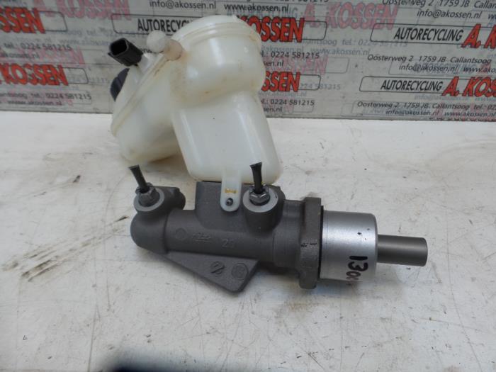 Master cylinder from a Renault Twingo II (CN) 1.2 16V 2013