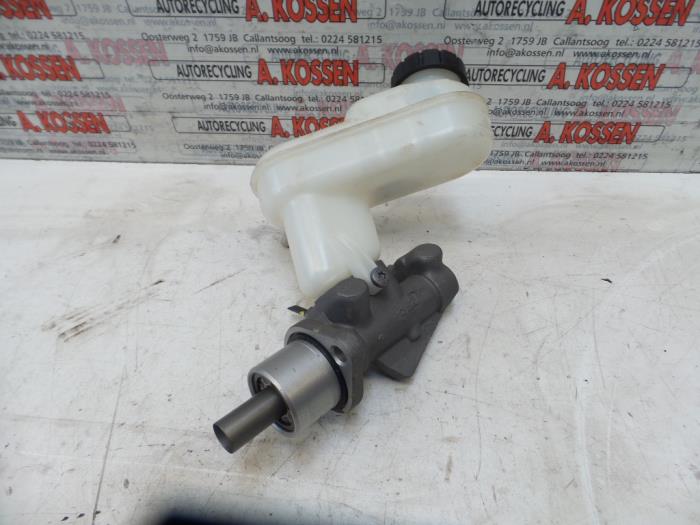 Master cylinder from a Renault Twingo II (CN) 1.2 16V 2013