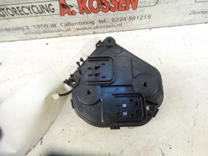 Mirror motor, left from a Toyota Prius (ZVW3) 1.8 16V 2010