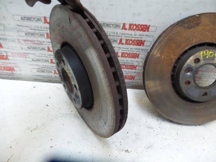 Front brake disc from a Volvo XC60 I (DZ) 3.2 24V AWD 2012