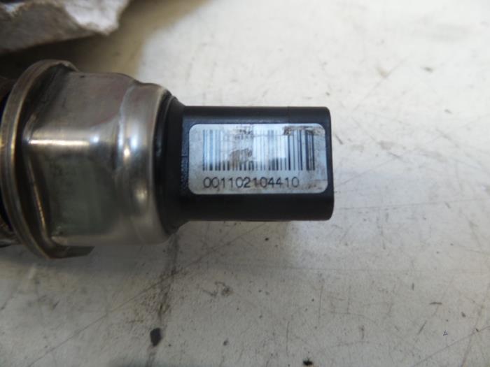 Fuel pressure sensor from a Nissan Patrol GR (Y61) 2.8 GR TDi-6 1999