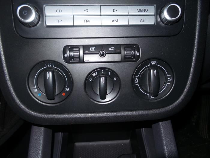 Panel Climatronic de un Volkswagen Golf 2008