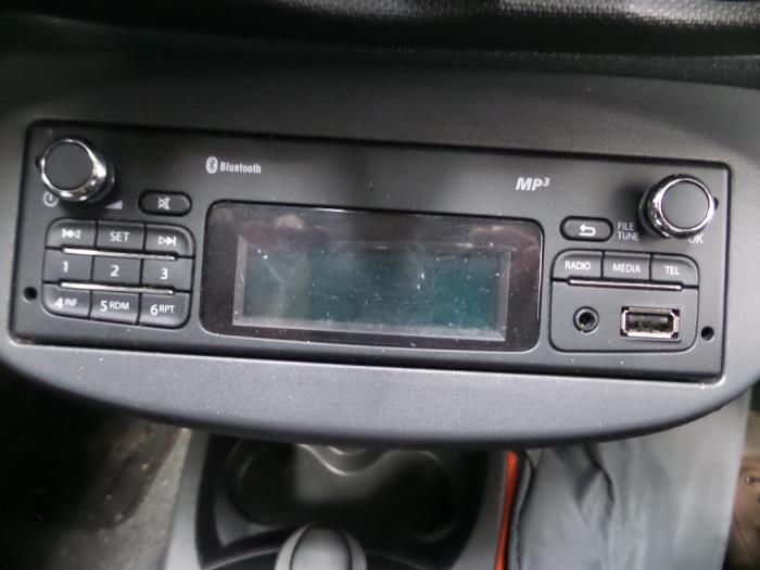 Used Renault Twingo II (CN) 1.2 16V Radio 281156707R