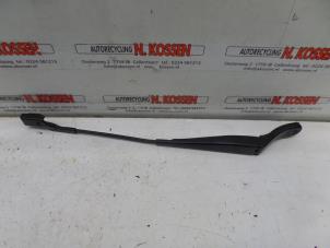 Used Front wiper arm Renault Twingo II (CN) 1.2 16V Price on request offered by N Kossen Autorecycling BV