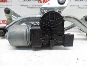 Used Front wiper motor Renault Twingo II (CN) 1.2 16V Price on request offered by N Kossen Autorecycling BV