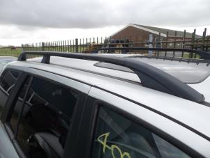 Used Roof rail, right Hyundai Santafe Price on request offered by N Kossen Autorecycling BV