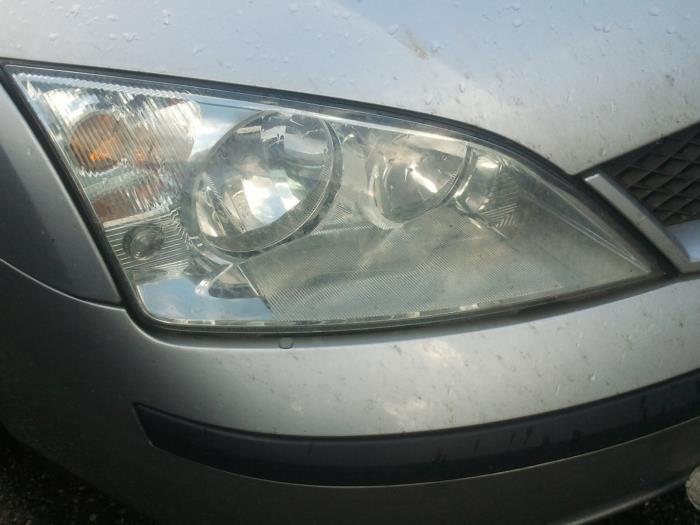 Headlight, right from a Ford Mondeo III Wagon 2.0 TDCi 130 16V 2002