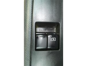 Usados Interruptor de ventanilla eléctrica Nissan Micra (K12) 1.4 16V Precio de solicitud ofrecido por N Kossen Autorecycling BV