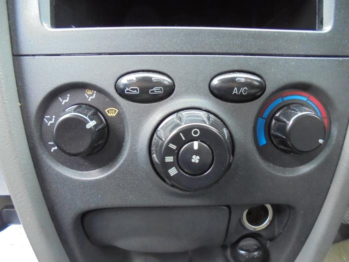 Klimabedienteil van een Hyundai Santafe 2002