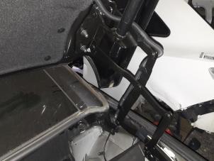 Usados Bisagra de cubierta de maletero Peugeot 307 CC (3B) 1.6 16V Precio de solicitud ofrecido por N Kossen Autorecycling BV