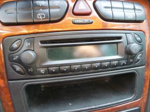 Używane Radioodtwarzacz CD Mercedes C Combi (S203) 2.2 C-200 CDI 16V Cena na żądanie oferowane przez N Kossen Autorecycling BV