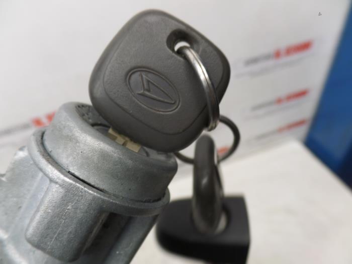 Cerradura de contacto y llave de un Daihatsu Sirion 2 (M3) 1.3 16V DVVT 2006