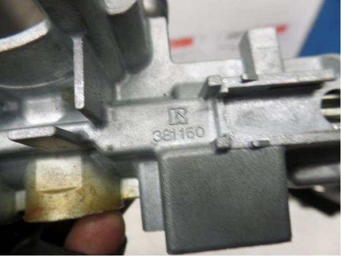 Ignition lock + key from a Daihatsu Sirion 2 (M3) 1.3 16V DVVT 2006