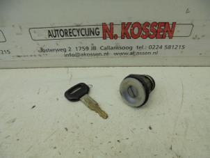 Usados Cilindro de cerradura de puerta izquierda Daihatsu Cuore (L251/271/276) 850,Domino Precio de solicitud ofrecido por N Kossen Autorecycling BV