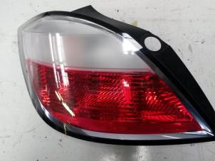 Używane Tylne swiatlo pozycyjne lewe Opel Astra H (L48) 1.6 16V Twinport Cena na żądanie oferowane przez N Kossen Autorecycling BV