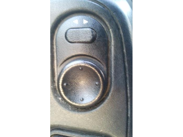 Interruptor de retrovisor de un Opel Zafira (F75) 1.8 16V 2003