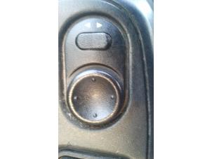 Usados Interruptor de retrovisor Opel Zafira (F75) 1.8 16V Precio de solicitud ofrecido por N Kossen Autorecycling BV