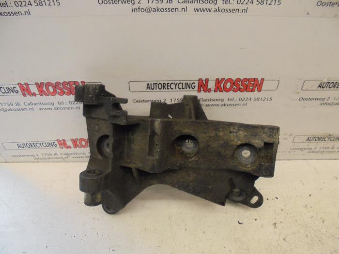 Usagé Support dynamo haut Renault Kangoo Express (FC) 1.5 dCi 60 Prix sur demande proposé par N Kossen Autorecycling BV