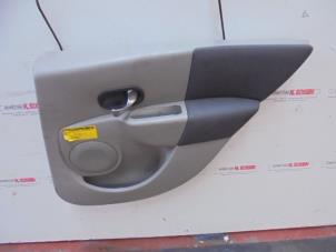 Usados Tapizado de puerta de 4 puertas derecha detrás Renault Modus/Grand Modus (JP) 1.6 16V Precio de solicitud ofrecido por N Kossen Autorecycling BV