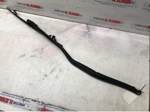 Used Front wiper arm Peugeot 607 (9D/U) 2.2 16V Price on request offered by N Kossen Autorecycling BV