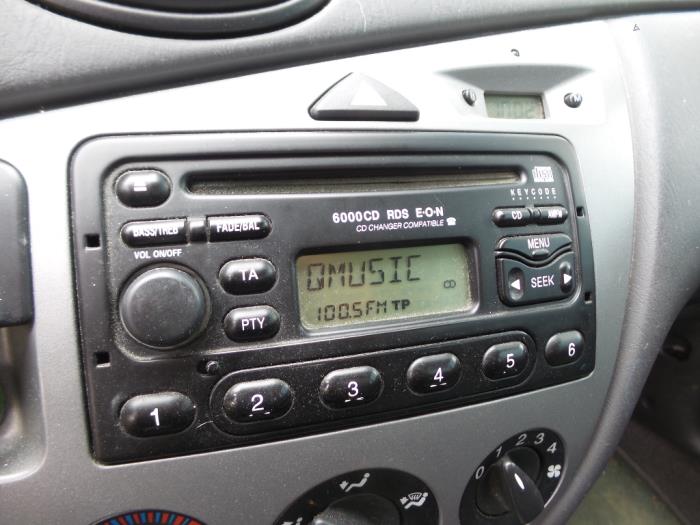 Radio CD Spieler van een Ford Focus 1 Wagon 1.6 16V 1999