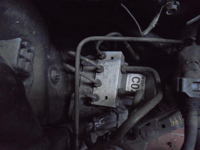 Begagnade ABS-pump Hyundai Santafe Pris på förfrågan erbjuds av N Kossen Autorecycling BV