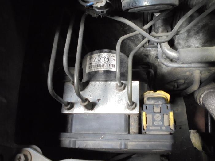 Begagnade ABS-pump Ssang Yong Rexton 2.7 Xdi RX/RJ 270 16V Pris på förfrågan erbjuds av N Kossen Autorecycling BV