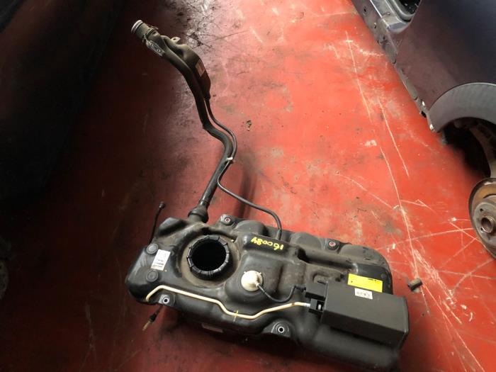 Begagnade Tank Volkswagen UP Pris på förfrågan erbjuds av N Kossen Autorecycling BV