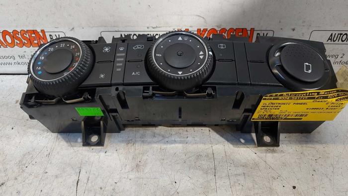 Używane Panel climatronic Mercedes Sprinter 3,5t (906.73) 318 CDI 24V 4x4 Cena na żądanie oferowane przez N Kossen Autorecycling BV