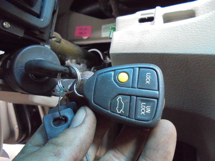 Używane Klucz Volvo XC70 (SZ) XC70 2.4 T 20V Cena na żądanie oferowane przez N Kossen Autorecycling BV