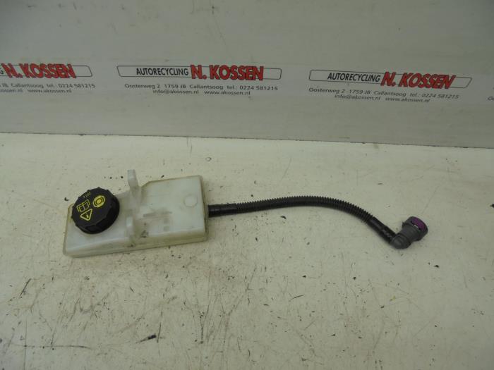 Brake fluid reservoir from a Ford C-Max (DXA) 1.6 TDCi 16V Van 2014