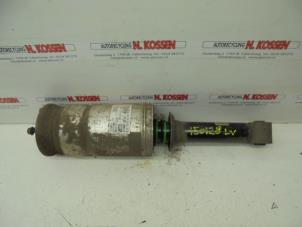 Used Front shock absorber rod, left Landrover Discovery III (LAA/TAA) 2.7 TD V6 Price on request offered by N Kossen Autorecycling BV
