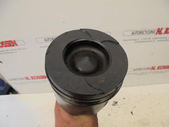 Usagé Piston Opel Vivaro Prix sur demande proposé par N Kossen Autorecycling BV