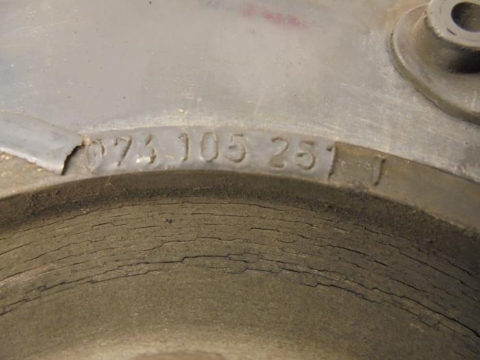 Kurbelwelle Riemenscheibe van een Volkswagen Transporter 2001