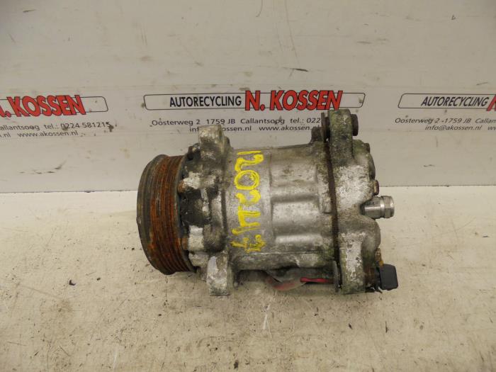 Air conditioning pump from a Volkswagen Polo III (6N1) 1.6i 75 1996