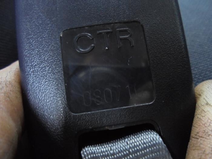Insertion ceinture de sécurité arrière centre d'un Hyundai Matrix 1.6 16V 2010