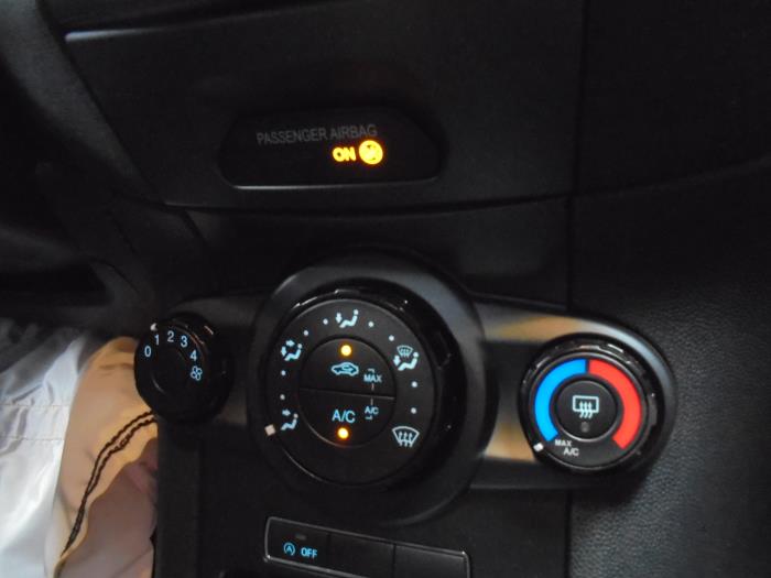 Panel sterowania klimatyzacji z Ford Fiesta 6 (JA8) 1.0 Ti-VCT 12V 65 2015