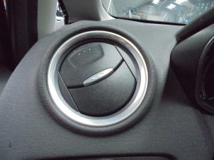 Używane Kratka wentylacyjna deski rozdzielczej Ford Fiesta 6 (JA8) 1.0 Ti-VCT 12V 65 Cena na żądanie oferowane przez N Kossen Autorecycling BV