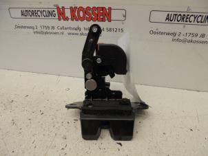 Used Tailgate lock mechanism Hyundai Santafe Price on request offered by N Kossen Autorecycling BV