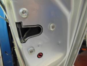 Używane Mechanizm blokady drzwi prawych tylnych wersja 4-drzwiowa Opel Astra H (L48) 1.6 16V Twinport Cena na żądanie oferowane przez N Kossen Autorecycling BV