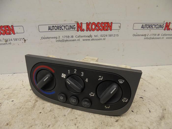 Air conditioning control panel from a Opel Tigra 2004