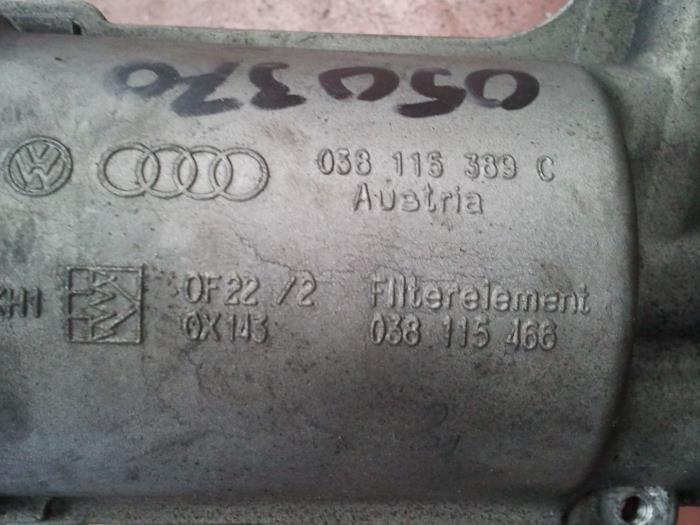 Cuerpo de filtro de aceite de un Volkswagen Passat Variant (3B6) 1.9 TDI 100 2001