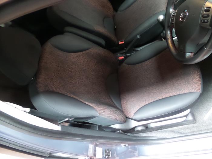 Używane Fotel prawy Nissan Note (E11) 1.6 16V Cena na żądanie oferowane przez N Kossen Autorecycling BV