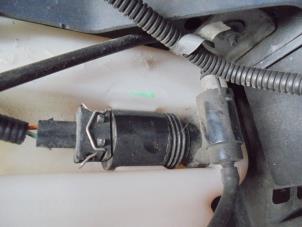 Usados Bomba de limpiaparabrisas delante Nissan Note (E11) 1.6 16V Precio de solicitud ofrecido por N Kossen Autorecycling BV