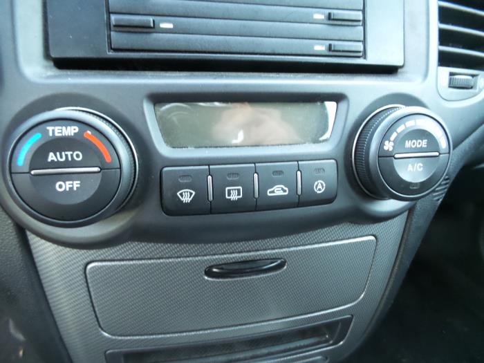 Używane Panel climatronic Kia Magentis (GE) 2.0 CVVT 16V Cena na żądanie oferowane przez N Kossen Autorecycling BV