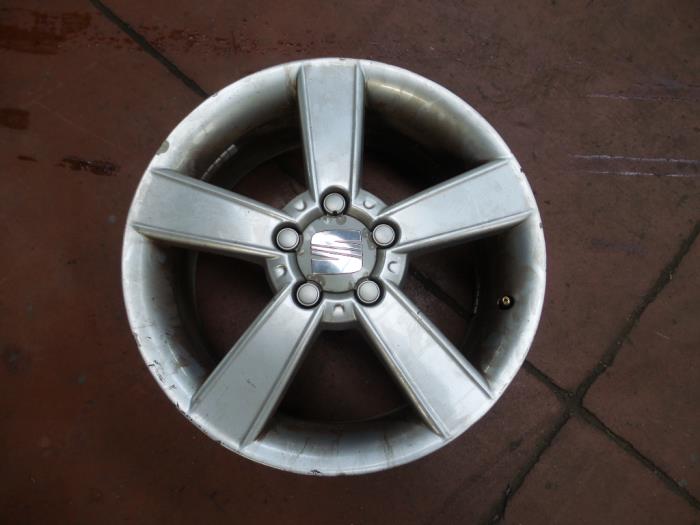 Wheel from a Seat Leon (1P1) 2.0 TDI 16V 2006