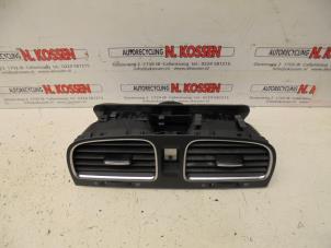 Usagé Grille aération tableau de bord Volkswagen Golf VI (5K1) 1.4 TSI 122 16V Prix sur demande proposé par N Kossen Autorecycling BV