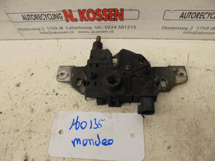 Bonnet lock mechanism from a Ford Mondeo III Wagon 2.0 TDCi/TDDi 115 16V 2001