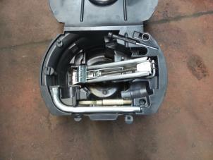 Usagé Kit d'outils Volkswagen Polo IV (9N1/2/3) 1.2 12V Prix sur demande proposé par N Kossen Autorecycling BV