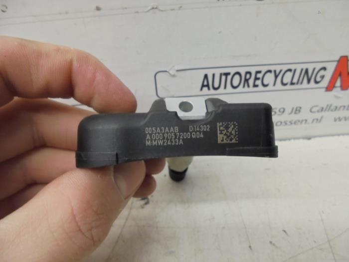 Tyre pressure sensor from a Smart Fortwo 2014
